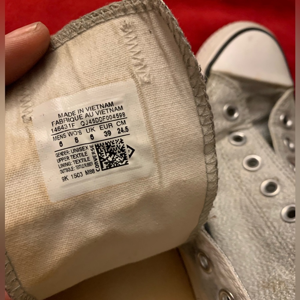 Converse shoes size 8 women.